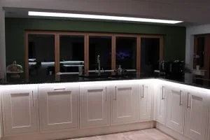 Banda LED RGBW face ca bucataria sa straluceasca.