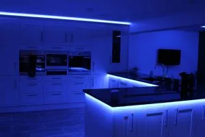 Banda LED RGBW face ca bucataria sa straluceasca.