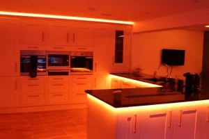 Banda LED RGBW face ca bucataria sa straluceasca.