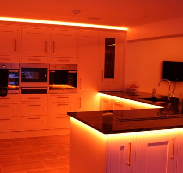 Banda LED RGBW face ca bucataria sa straluceasca.