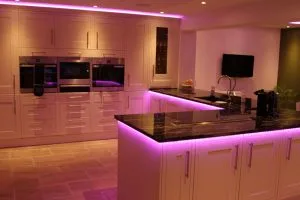 Banda LED RGBW face ca bucataria sa straluceasca.