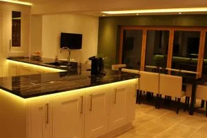 Banda LED RGBW face ca bucataria sa straluceasca.