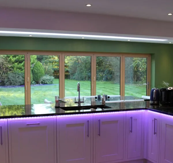 Banda LED RGBW face ca bucataria sa straluceasca.