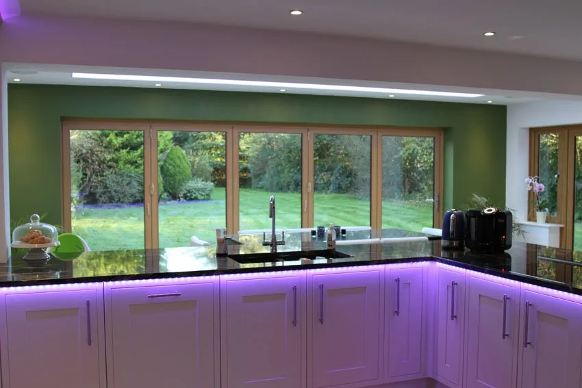 Banda LED RGBW face ca bucataria sa straluceasca.