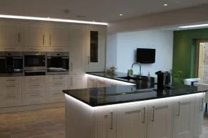 Banda LED RGBW face ca bucataria sa straluceasca.